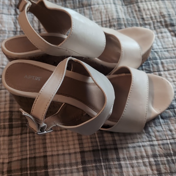 Apt. 9 women's wedge sandals. - Picture 2 of 5